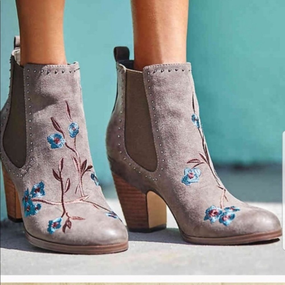 NIB Crown Vintage 7.5 Ankle Boots Embroidered gray